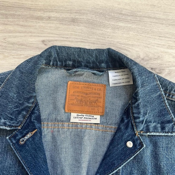 Levi's Classic Blue Denim Jacket - Picture 3 of 7